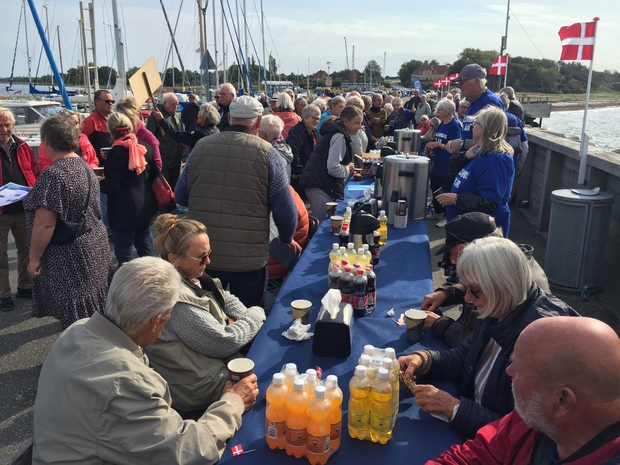 Flere hundrede mennesker havde fundet vej til havnen i Kulhuse til fejringen af M/F Coilumbus. Foto: Frederikssund Kommune.