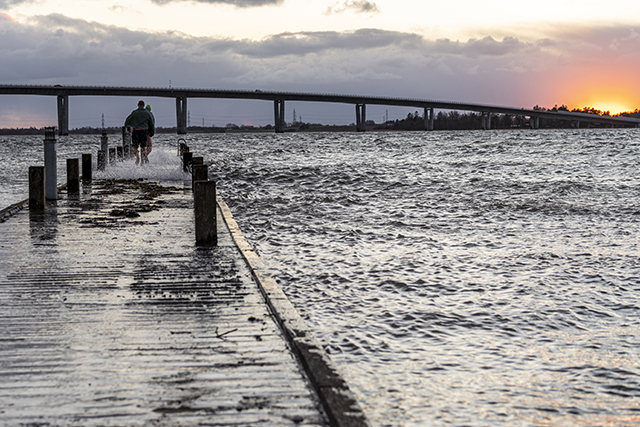 Vinterbadere trodser storm og højvande. Foto: Kenneth Jensen, Frederikssund Kommune.