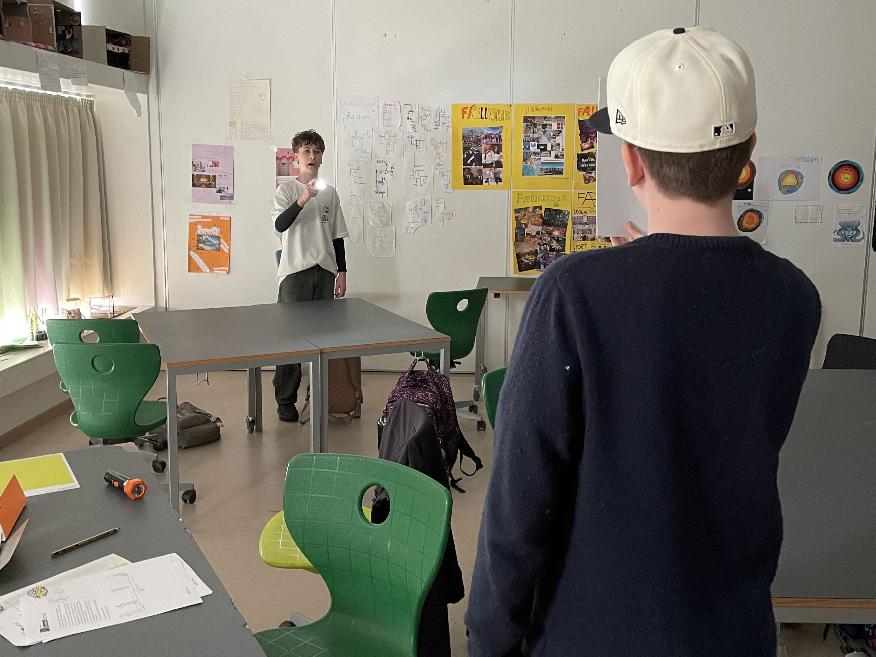 Elever på Ådalens Skole tester synlighed af lygter, reflekser og pangfarver op imod andre farver på tøj. Foto: Frederikssund Kommune