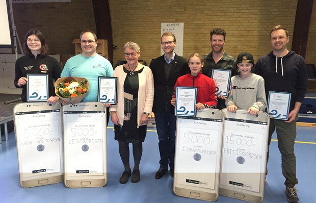 Vinderne fra venstre: Caroline Olsen, Benjamin Withen, Alice Linning, næstformand i Folkeoplysningsudvalget, Kenneth Jensen (A), formand for Folkeoplysningsudvalget, Josephine Vedel Søndergaard Nielsen, Anders Laustsen, Sylvester Laustsen og Jes Dabelsteen. Foto: Frederikssund Kommune.