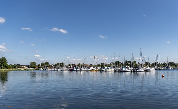 Marbæk Lystbådehavn med både liggende i fjorden. Foto. Frederikssund Kommune, Kenneth Jensen.