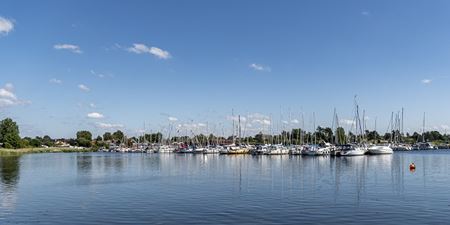 Marbæk Lystbådehavn med både liggende i fjorden. Foto. Frederikssund Kommune, Kenneth Jensen.
