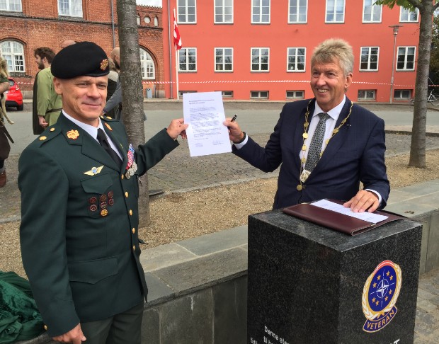 Major Michael Lindholm (tv.) og borgmester John Schmidt Andersen viser her den underskrevne samarbejdsaftale frem. Foto: Frederikssund Kommune.