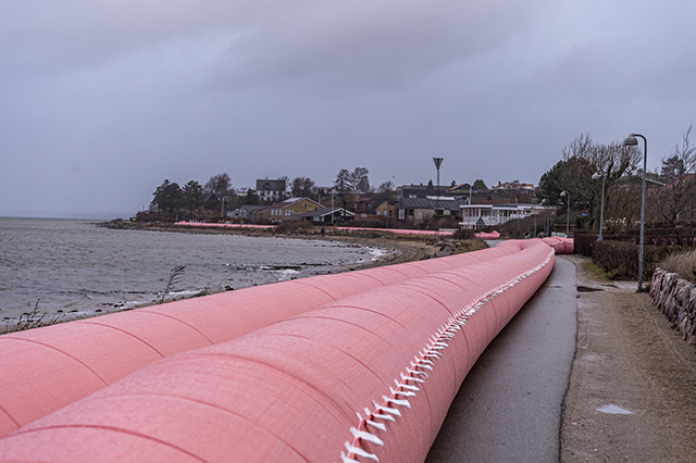 Watertubes langs Strandvej i Frederikssund ved stormfloden Malik i januar 2022. Foto: Kenneth Jensen, Frederikssund Kommune.
