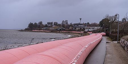 Watertubes langs Strandvej i Frederikssund ved stromfloden Malik i januar 2022. Foto: Kenneth Jensen, Frederikssund Kommune.