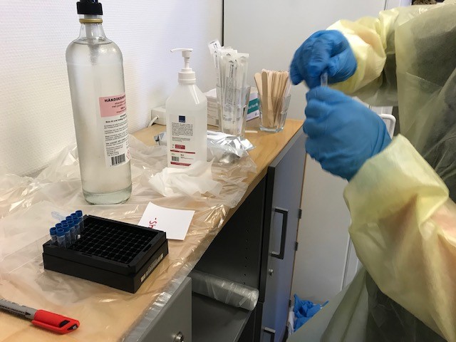 Poder håndterer coronatest. Foto: Frederikssund Kommune.