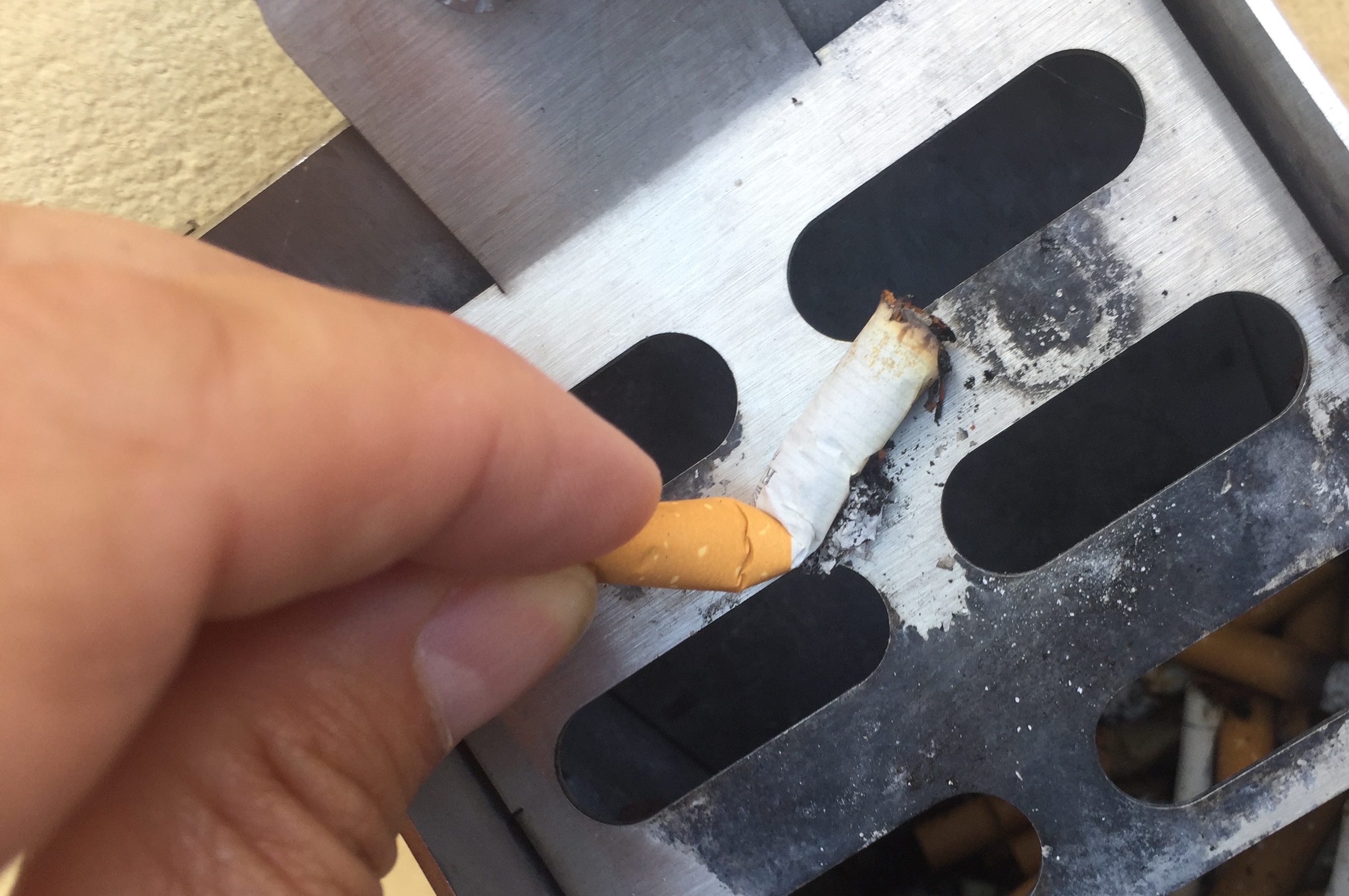Cigaret skoddes på askebæger. Foto: Frederikssund Kommune