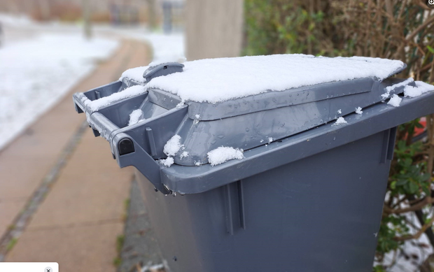 Affaldsbeholder på fortov. Foto Frederikssund Kommune.