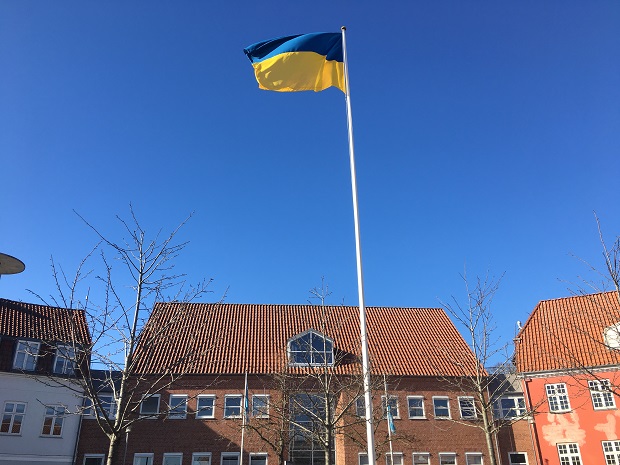Ukrainsk flag hejst foran rådhuset i Frederikssund. Foto: Frederikssund Kommune, Mikala Tordrup.