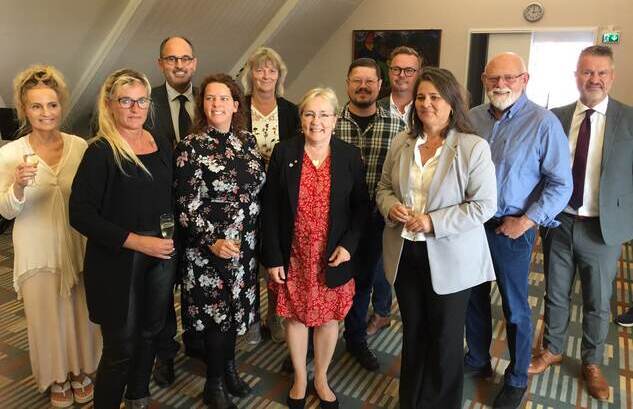 Borgmester Tina Tving Stauning med forhandlerne. Fra venstre: Maibritt Møller Nielsen (D), Charlotte Drue Aagaard (Løsg.), Niels Martin Viuff (C), Anna Poulsen (F), Inge Messerschmidt (O), Tina Tving Stauning (A), Rasmus Petersen (Ø), Søren Andreasen Weimann (B), Kirsten Weiland (N), Poul Erik Skov christensen (A), Michael Tøgersen (I).