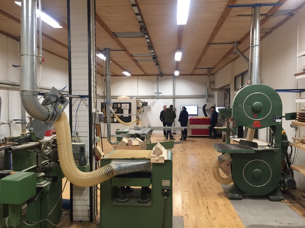 Træværkstedet med de mange maskiner og værktøjer tilbyder mulighed for at prøve kræfter med byggeri. Foto: Frederikssund Kommune.