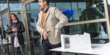 Daniel Olivares foran model af kunstværket og ved at fortælle om det. Foto: Frederikssund Kommune, Kenneth Jensen.