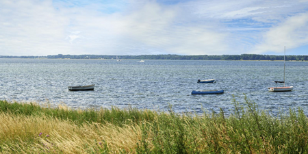 Fjorden med enkelte både i vandet. Foto: Novafos.