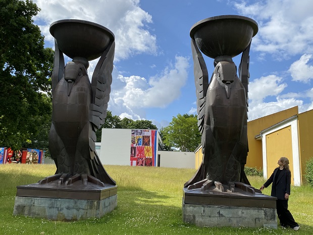 En sti vil føre forbi de to ravne og videre til den nye indgang til museet. Foto: Frederikssund Kommune.