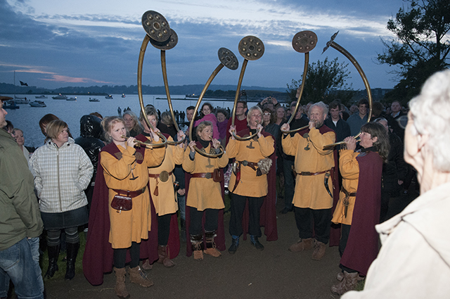 Arkivfoto af lurblæsere ved sankthansbålet på Kalvøen. Foto: Kenneth Jensen, Frederikssund Kommune.