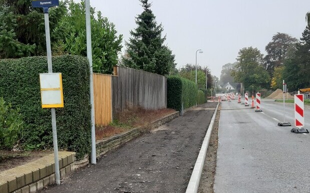 En del af strækningen på Saltsøvej i Skibby, hvor der er arbejdes med at anlægge ny fællessti. Foto: Frederikssund Kommune.