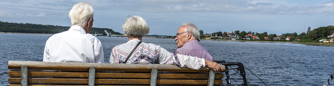 Ældre på bænk med rollator. Foto: Kenneth Jensen.