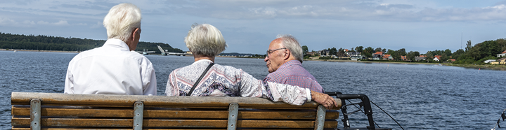 Ældre på bænk med rollator. Foto: Kenneth Jensen, Frederikssund Kommune.