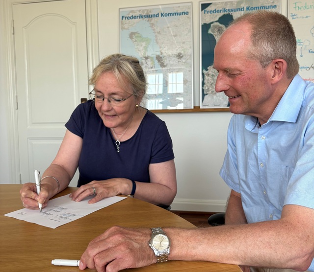 Samarbejdsaftalen bliver skrevet under af borgmester Tina Tving Stauning og kommunaldirektør Torben Kjærgaard. Foto: Frederikssund Kommune.