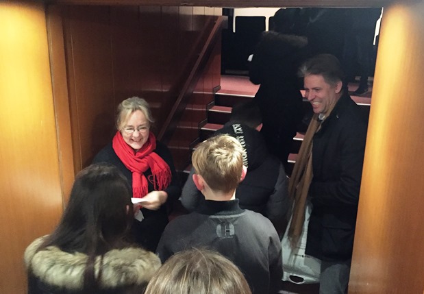 Udvalgsformændene Tina Tving Stauning og Morten Skovgaard modtog eleverne ved indgangen til biografen med et takkebrev og en halsedisse. Foto: Frederikssund Kommune.