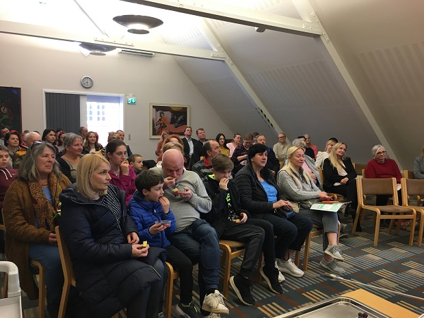 Fremmødte ukrainere og danskere ved informationsmøde for selvsamme. Foto: Frederikssund Kommune.