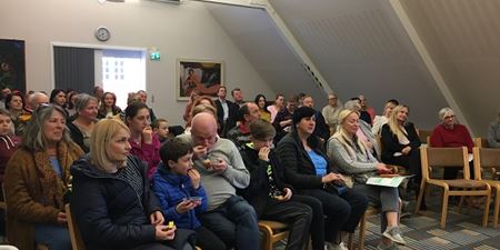 Fremmødte ukrainere og danskere ved informationsmøde for selvsamme. Foto: Frederikssund Kommune.