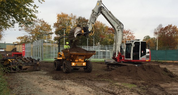 Maskiner i gang med gravearbejdet ved det kommende aktivitetsbånd. Foto: Frederikssund Kommune.
