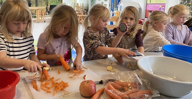 Børn i Børnehuset Troldhøj er med i køkkenet og lave sund og lækker mad. Foto: Frederikssund Kommune.