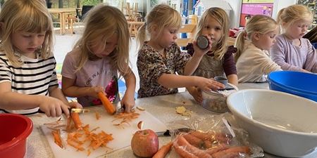Børn i Børnehuset Troldhøj er med i køkkenet og lave sund og lækker mad. Foto: Frederikssund Kommune.