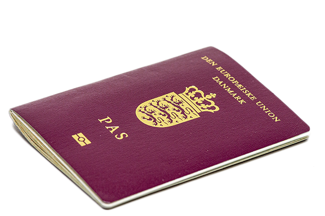 Billede af liggende dansk udstedt EU-pas. Foto: Kenneth Jensen.