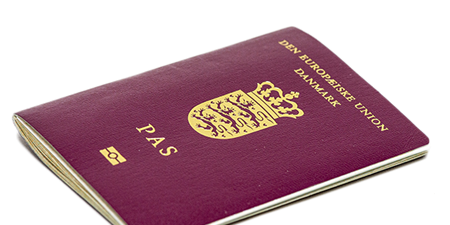 Billede af liggende dansk udstedt EU-pas. Foto: Kenneth Jensen.