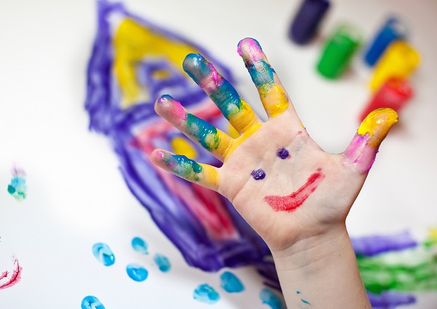 Malet barnehånd med smilende ansigt. Foto: Colourbox