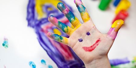 Malet barnehånd med smilende ansigt. Foto: Colourbox