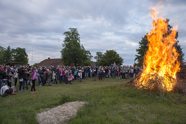 Arkivfoto fra 2015, hvor der også var bål og flot fremmøde i museumshaven. Foto: Kenneth Jensen, Frederikssund Kommune.