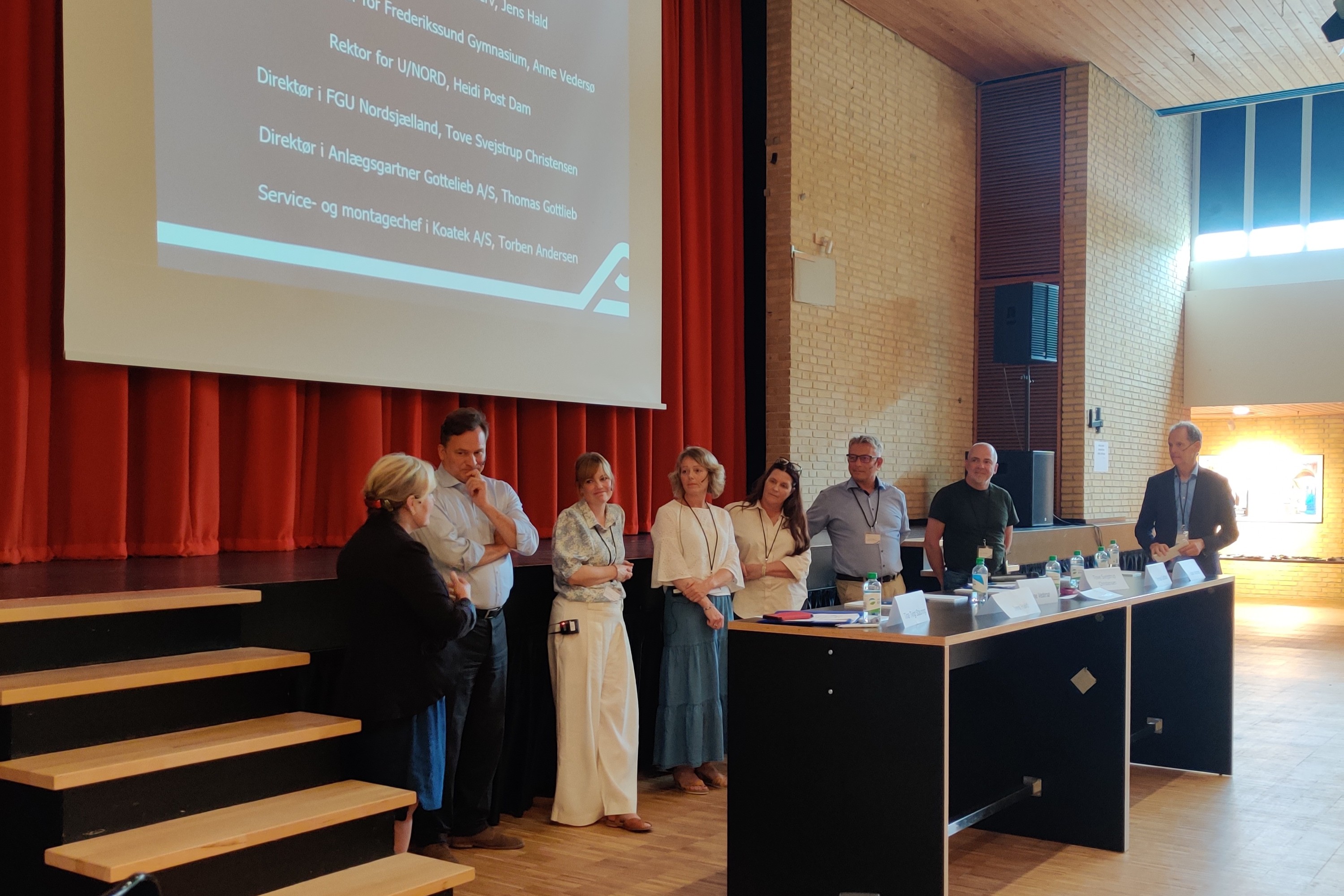 Paneldebat. Fra venstre: Borgmester Tina Tving Stauning, direktør i Frederikssund Erhverv Jens Hald, konstitueret rektor på Frederikssund Gymnasium Anne Vedersø, rektor på U/NORD Heidi Post Dam, direktør i FGU Nordsjælland Tove Svejstrup Christensen, direktør i Anlægsgartner Gottlieb Thomas Gottlieb, service- og montagechef i Koatek Torben Andersen og moderator Niels Lunde. Foto: Frederikssund Kommune