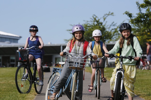 Fire glade børn på cykel deltager i kampagnen Alle Børn Cykler. Foto: Cyklistforbundet/Jens Hasse