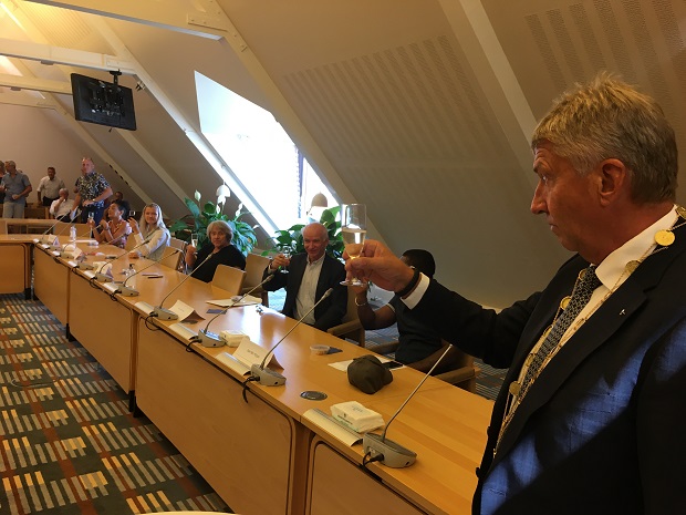 Borgmesteren skåler med de nye statsborgere og deres pårørende. Foto: Frederikssund Kommune.