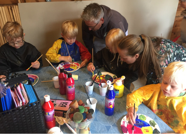 Børnene i gang med at male. Midtfor ses Lars Jepsen og til højre Stephanie Marinsen. Foto: Frederikssund Kommune.