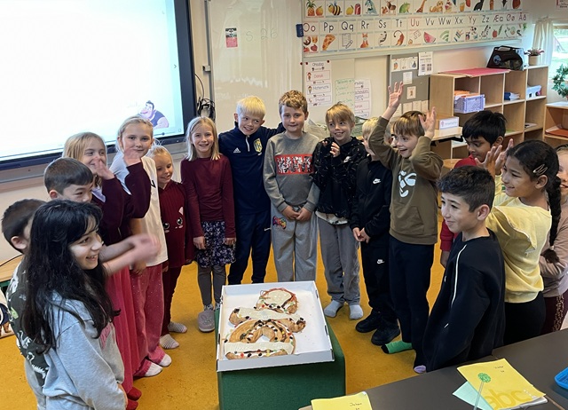 Elever står rundt om kagemand. Foto: Frederikssund Kommune