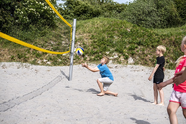 Børn spiller beachvolley. Foto: Frederikssund Kommune, Kenneth Jensen.