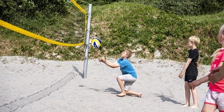 Børn spiller beachvolley. Foto: Frederikssund Kommune, Kenneth Jensen.