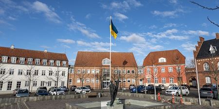 Ukrainsk flag hejst foran Frederikssund Rådhus. Foto: Frederikssund Kommune, Kenneth Jensen.