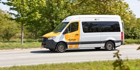 Flexbus kører hen ad vejen. Foto: Movia.