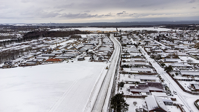 Jægerspris by indhyllet i et tykt lag sne torsdag formiddag. Foto: Kenneth Jensen.