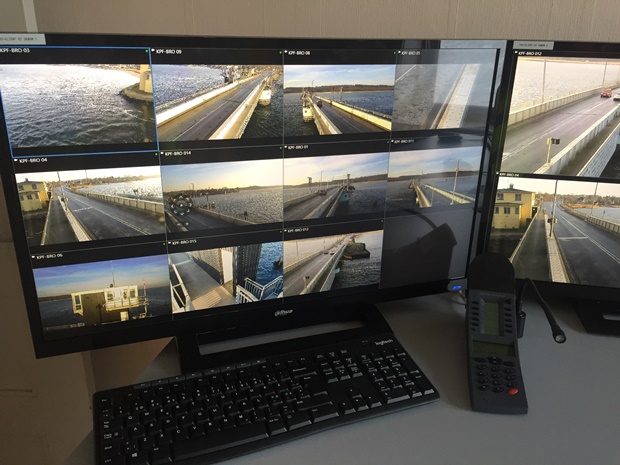 Brovagten har ved fjernstyringen adgang til levende billeder fra 24 kameraer placeret forskellige steder på broen. Foto: Frederikssund Kommune.