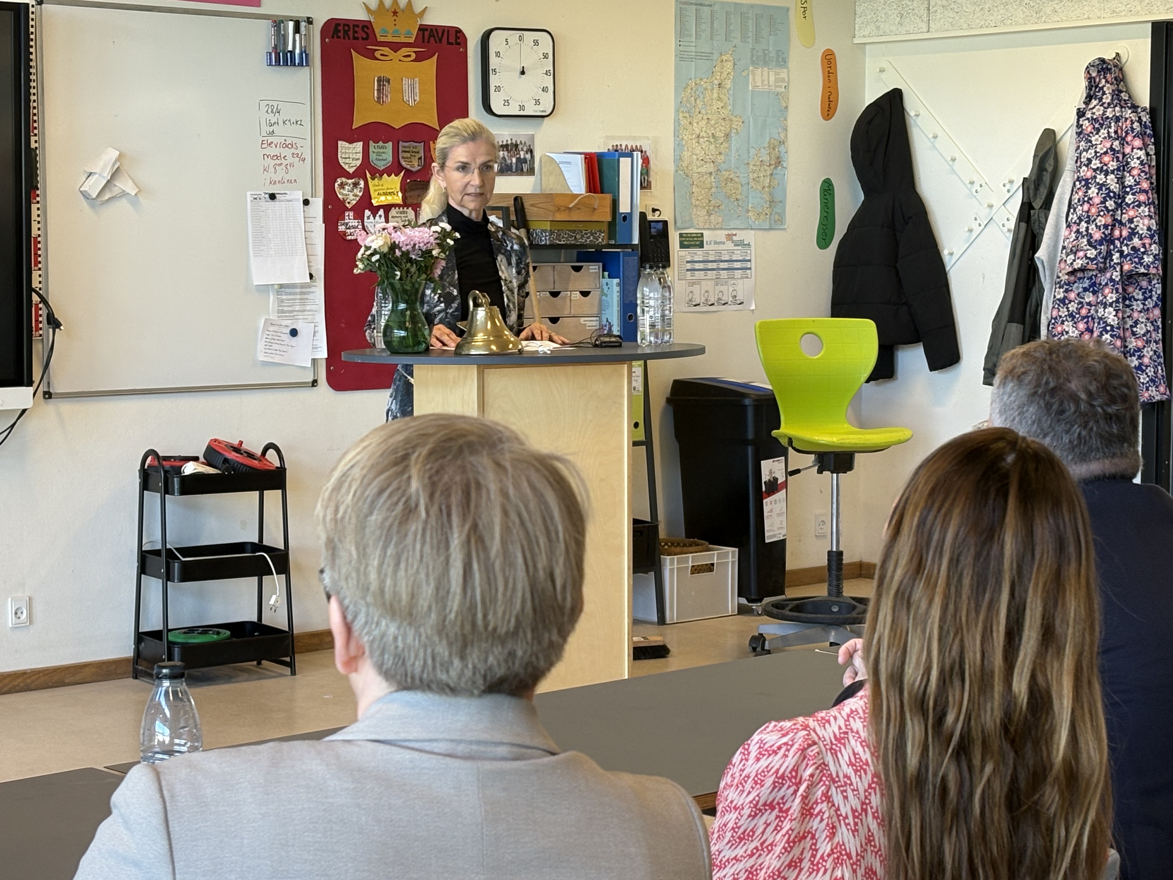 Tidligere minister Ulla Tørnæs holder tale foran forsamling. Foto: Frederikssund Kommune