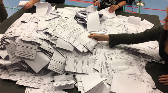 Stemmesedler i en stor bunke. Foto: Frederikssund Kommune.