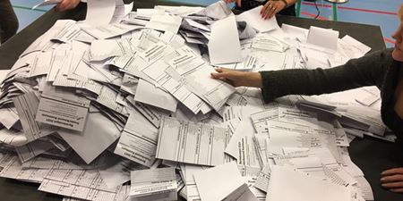 Stemmesedler i en stor bunke. Foto: Frederikssund Kommune.
