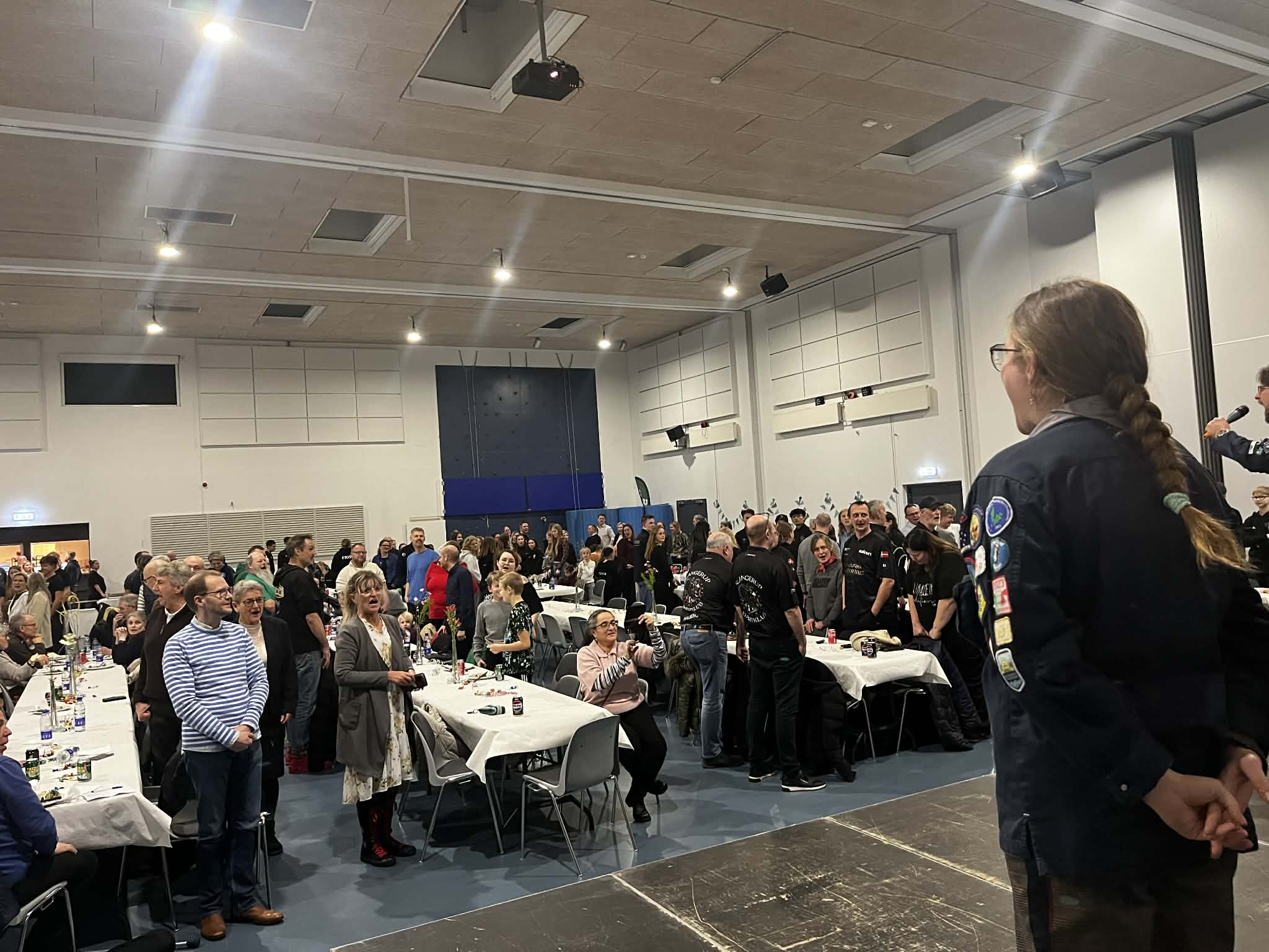 DDS laver spejderråb med forsamlingen. Foto: Frederikssund Kommune