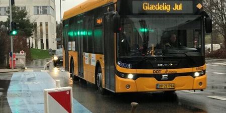 En bus kører gennem det nye lyskryds. Foto: Frederikssund Kommune.